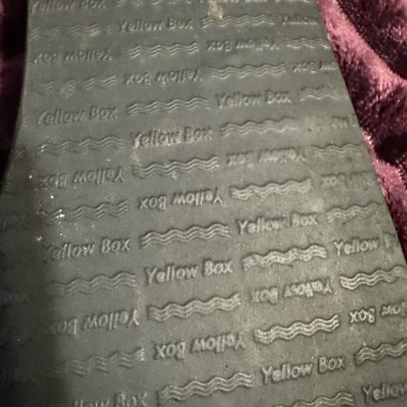 Yellow Box Black Sequin Sandals Size 6 - Picture 5 of 6